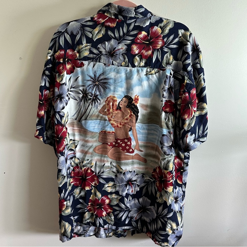 🔥SALE🔥 Kennington Hawaiian Floral Button Up w/ Female Lei Graphic Men’s Shirt